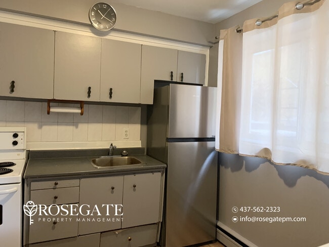 Photo du bâtiment - 1-Bedroom Apartment in Hamilton | Heat, Water & Internet Included + Parking