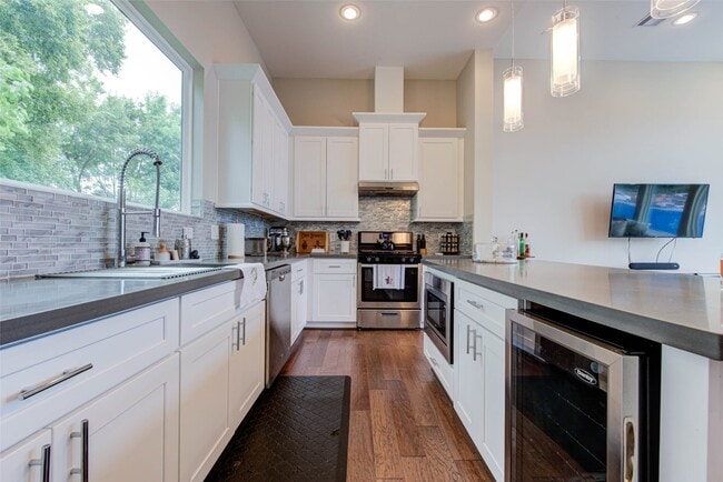 Building Photo - 6009 Gardendale Dr