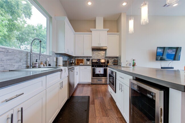 Foto del edificio - 6009 Gardendale Dr