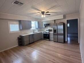 Building Photo - 2048 Studio Ln