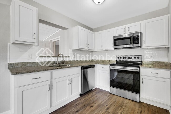 Foto del edificio - 3011 Beachwood Blvd