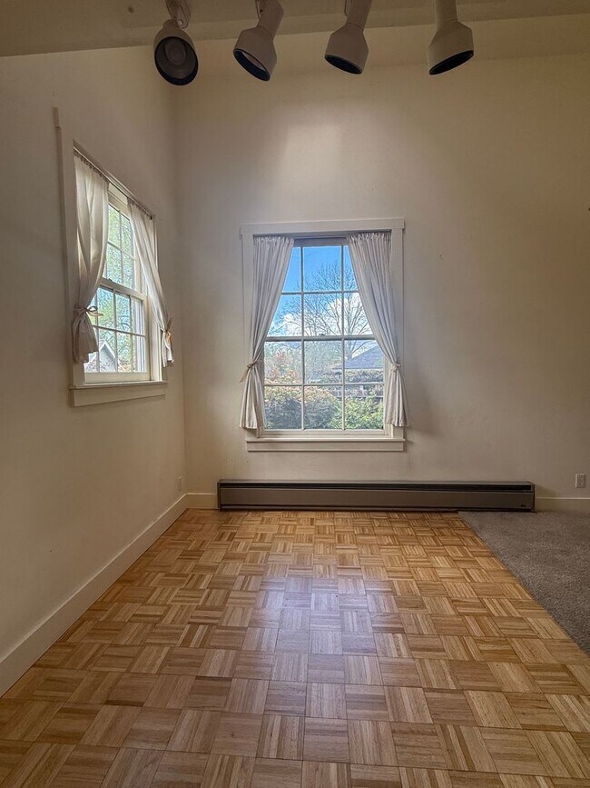Foto del edificio - Airy two bedroom apartment in Railroad District | Available Now