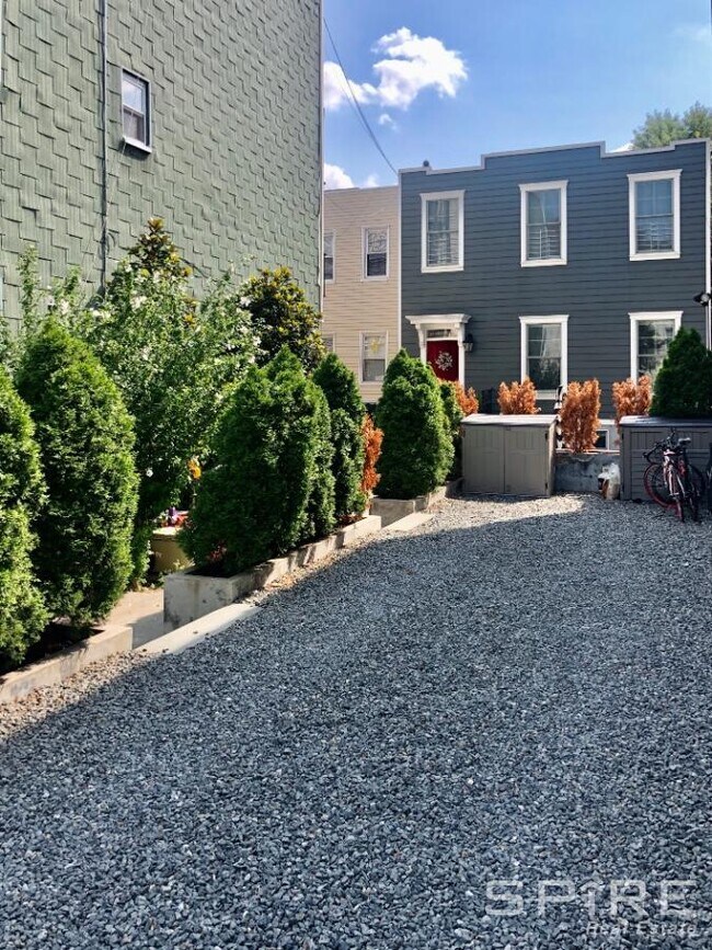 Building Photo - 2 bedroom in Long Island City NY 11101