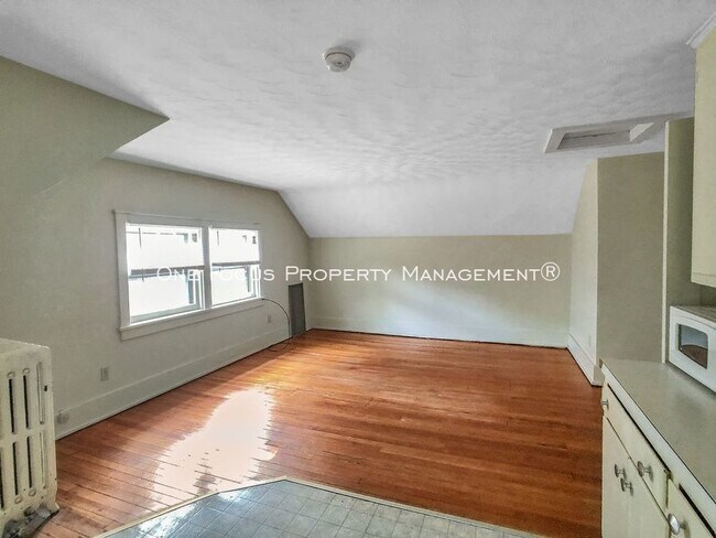 Building Photo - 2BR/1BA - $795/Month - Utilities Included