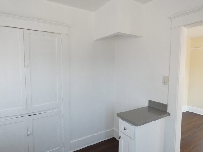 Building Photo - 1557 Pine Ave