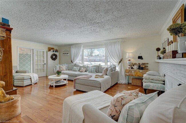 Photo du bâtiment - STUNNING 4 Bedroom Home in Byron * LARGE YARD with POOL * Finished basement