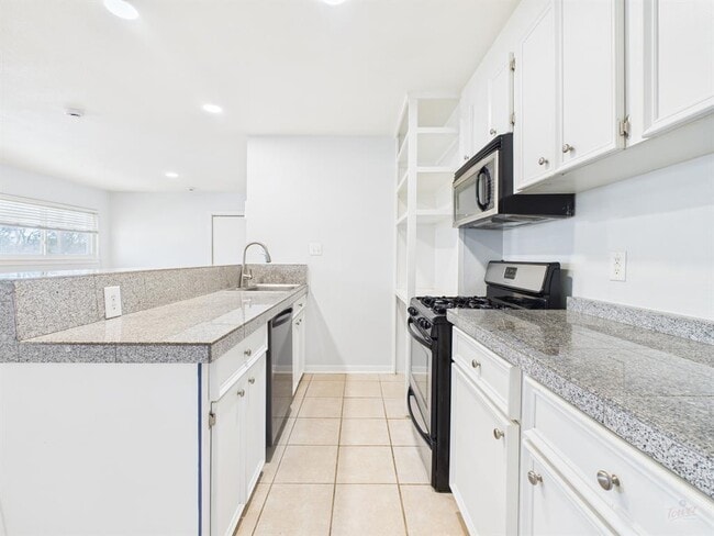 Building Photo - 304 E 33rd St