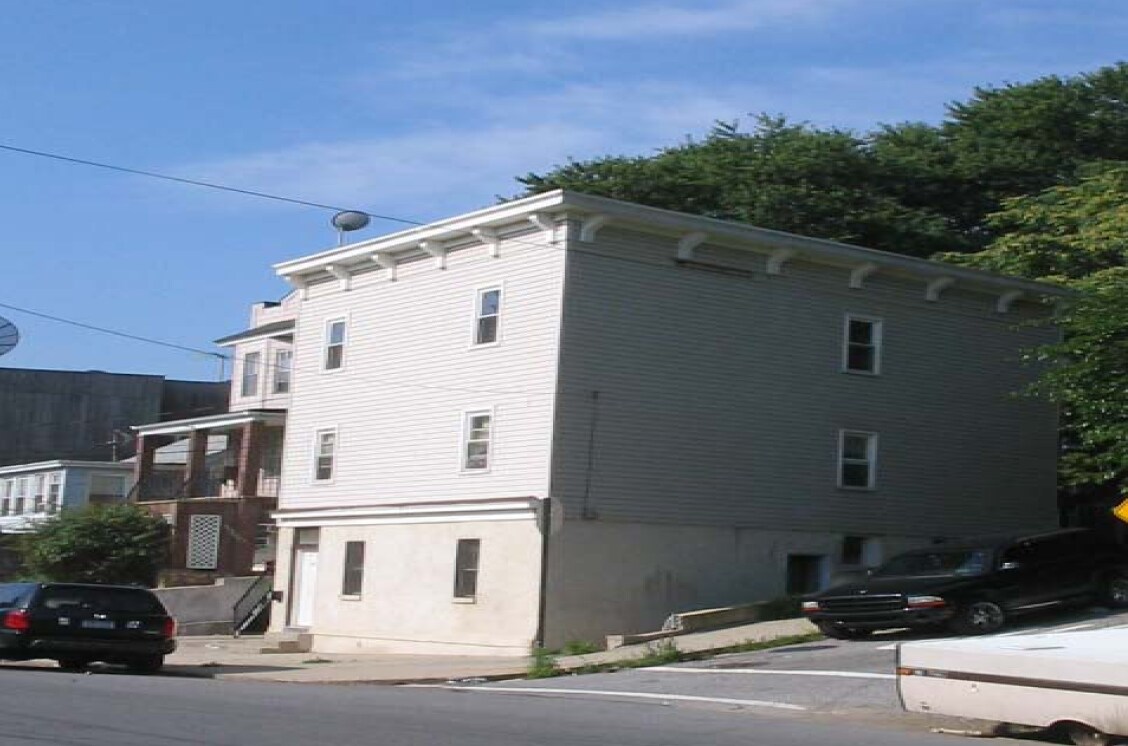 Building Photo - 300-302 York Ave