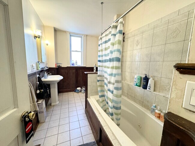 Building Photo - 11 Hillside St