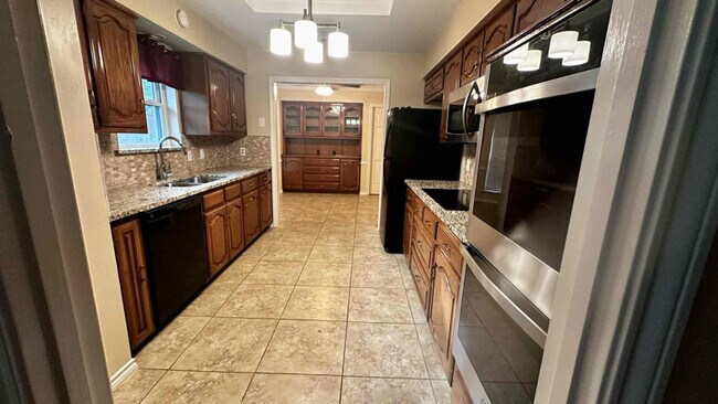 Building Photo - 355 Meadow Creek Dr