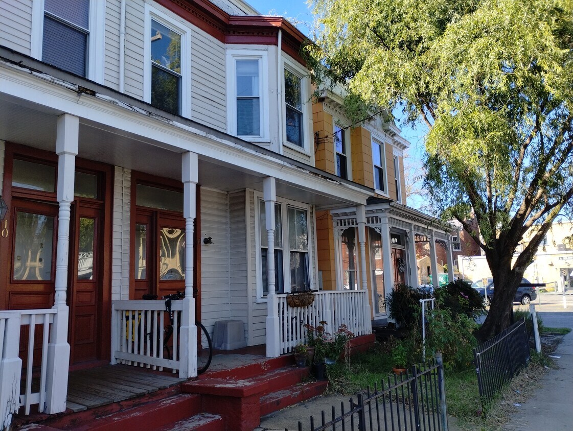 Foto principal - 8 S Robinson St