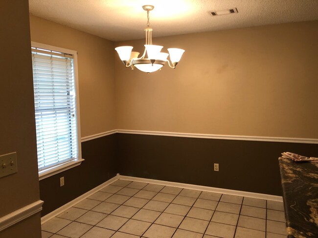 Building Photo - 2 bedroom 2 full bath home with lots of sq...