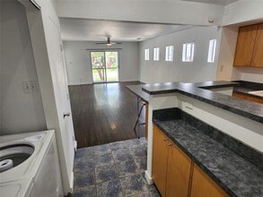 Building Photo - 617 E 12th 1/2 St