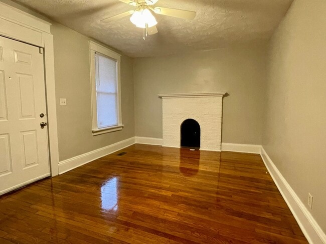 Foto del edificio - 4 Bedroom Home with Large Yard