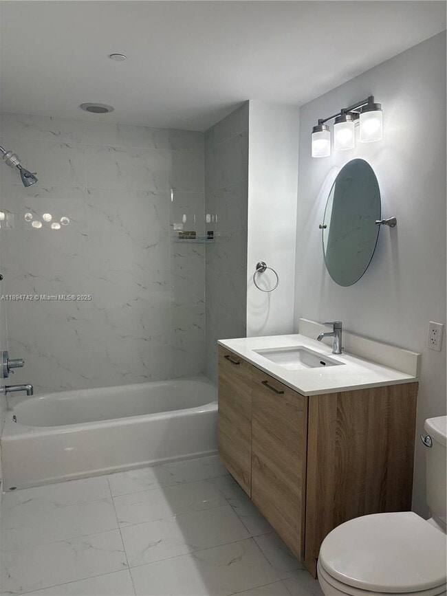 Foto del edificio - Beautiful 2-Bedroom + Den Condo with Bay V...