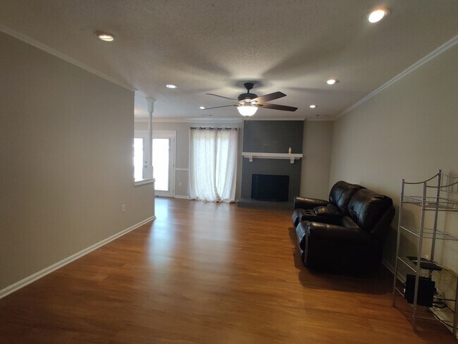 Building Photo - 7236 Walnut Wood Dr