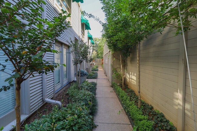 Foto del edificio - 1 Bed | 1.5 Bath Near Downtown Tulsa!