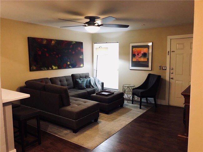 Foto del edificio - 3022 Forest Ln