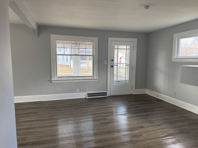 Building Photo - 3bd Single Maple Heights Section 8