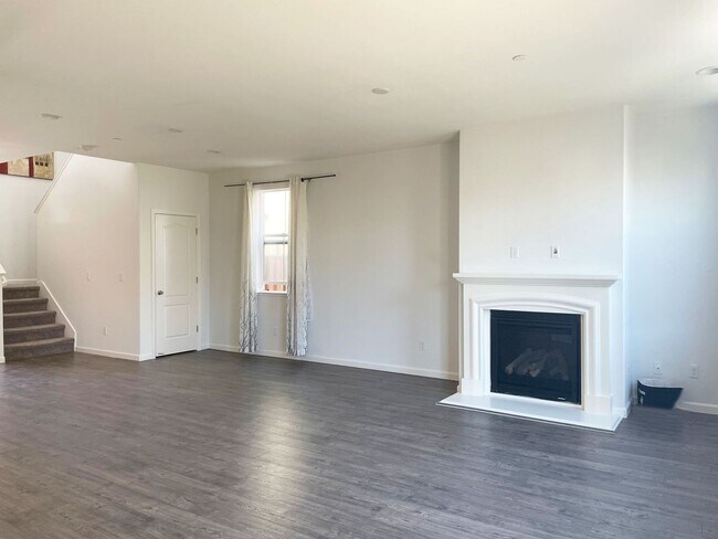 Building Photo - Beautiful 4/2.5 West Side Gilroy