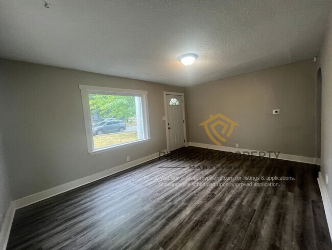 Building Photo - Updated 2 Bedroom/1 Bathroom Charmer in th...