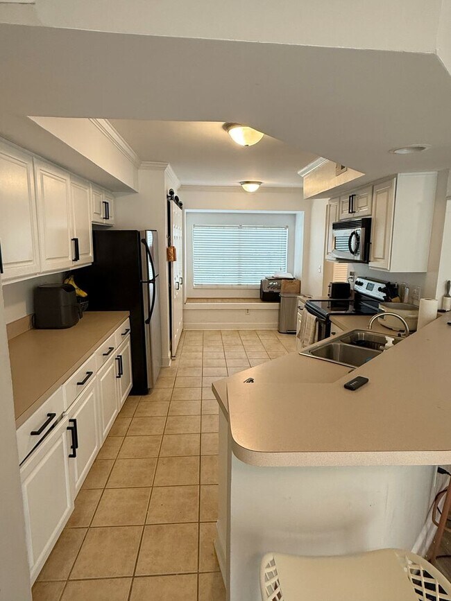 Building Photo - Available June 2025! End-Unit Townhome in ...