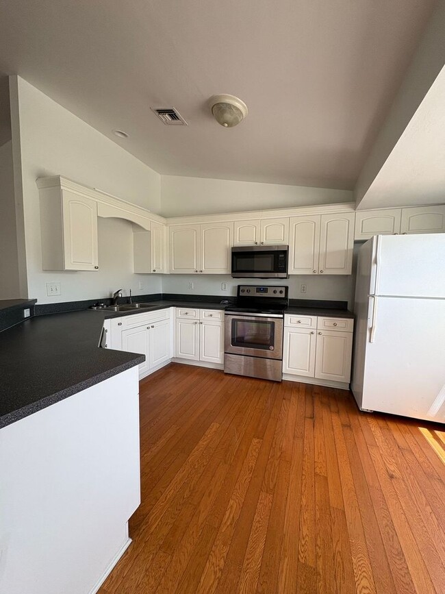 Building Photo - Freshly painted 3 bed 2 bath home w/fenced...
