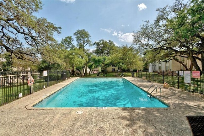 Foto del edificio - 5320 Balcones Dr