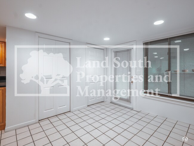 Foto del edificio - 1 Lake Hollingsworth Dr