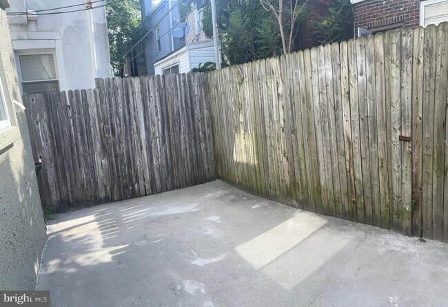 Building Photo - 2529 S Franklin St