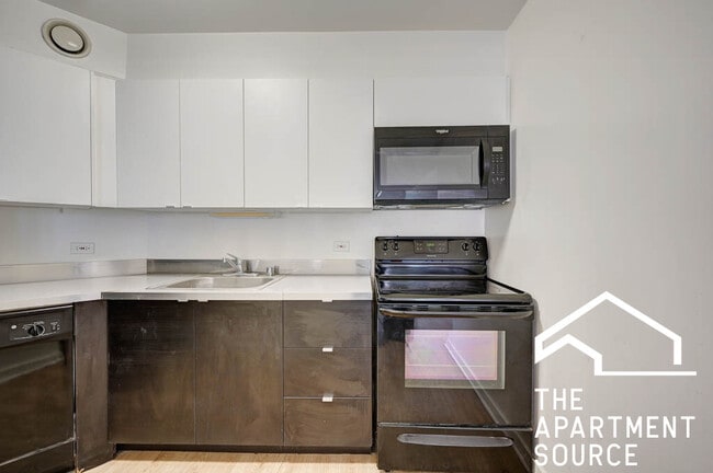 Photo - 1111 N Dearborn St Apartment