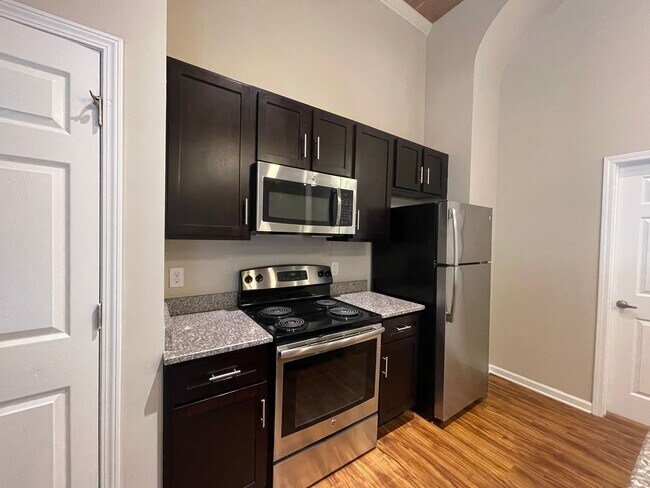 Building Photo - Stunning Two Bedroom Apartment in the Hear...