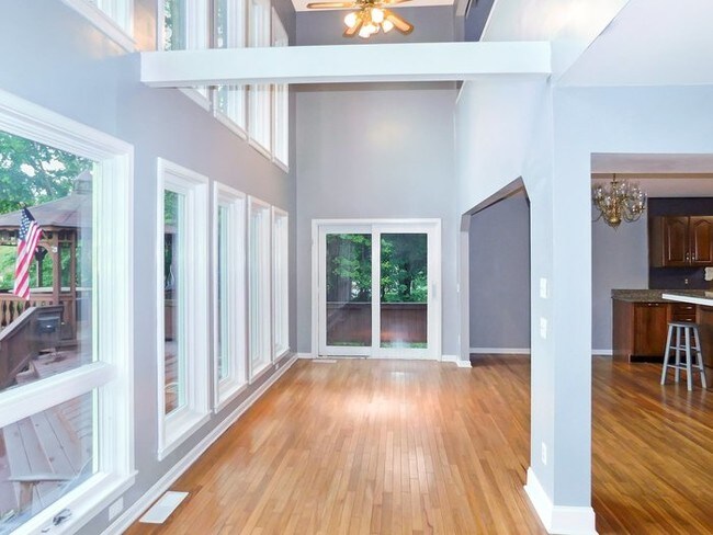 Building Photo - Pet Friendly Water Front Two Story