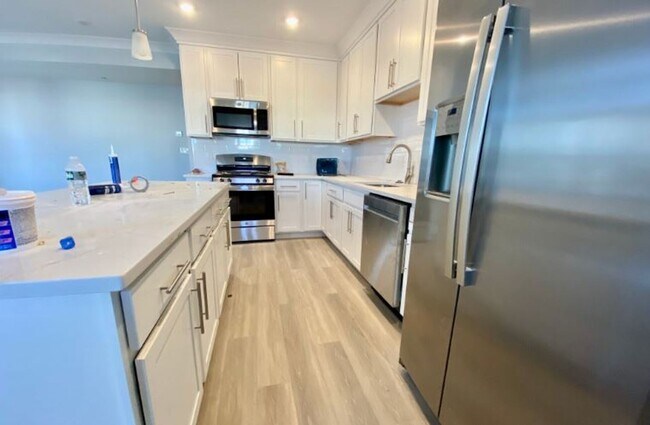 Building Photo - Charming 3 Bedroom-No Broker  Fee
