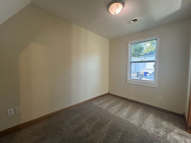 Building Photo - 370 8th Ave SW