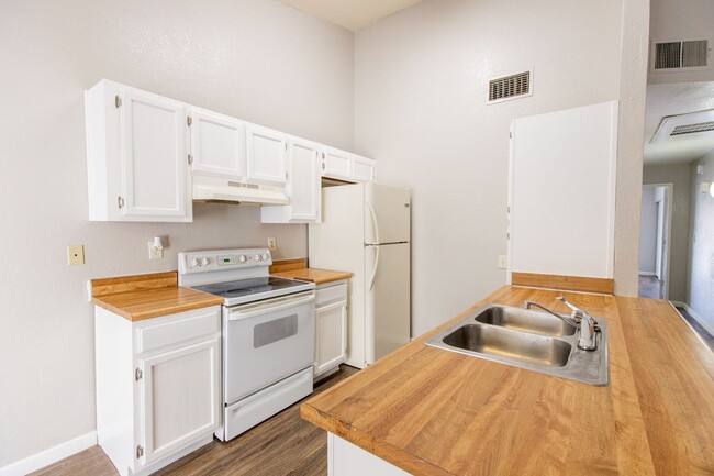 Foto del edificio - Beautiful 2 bedroom 2 bathroom with privat...