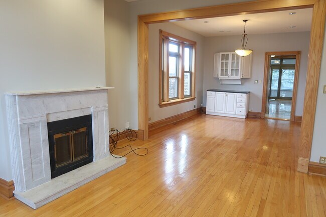 Building Photo - 2526 N California Ave