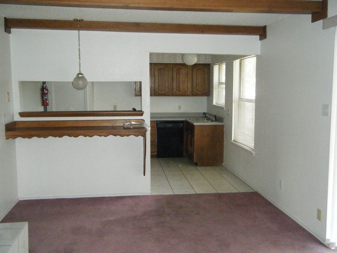 Primary Photo - 3 br, 1.5 bath House - 704 Three Cross