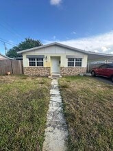Building Photo - 1032 Park Cir W