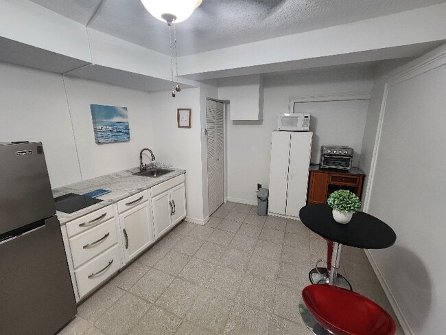 Building Photo - 7909 NW 40th St