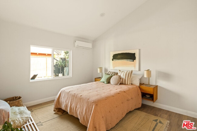 Foto del edificio - 1728 W 52nd St