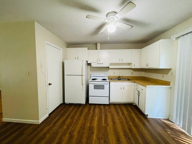 Building Photo - 531 Blendwood Dr