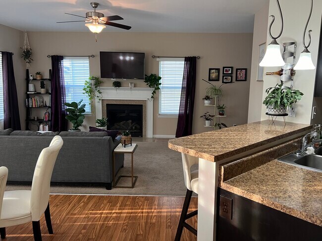 Sala de estar con barra de desayuno - 105 Shire Dr