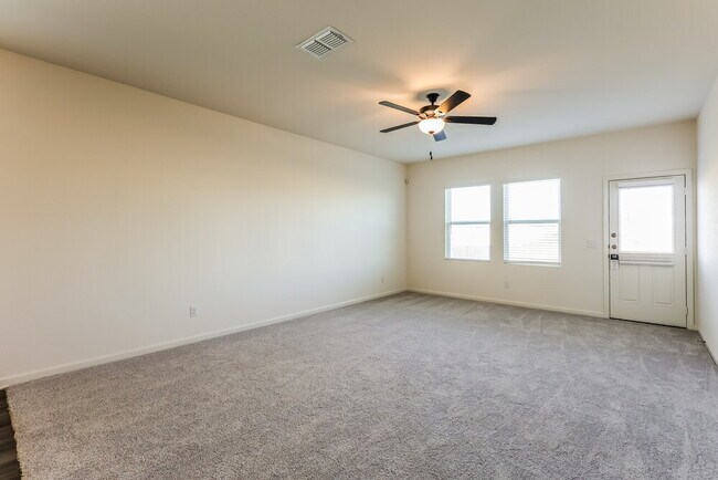 Foto del edificio - 5717 Texas Palm Dr