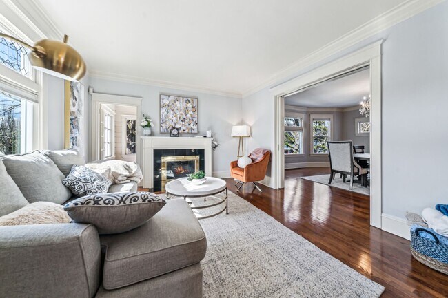 Building Photo - Amazing Colonial House in Sullivan's Gulch...