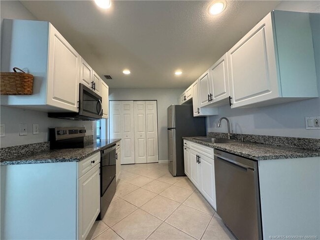 Building Photo - 4567 SE Murray Cove Cir