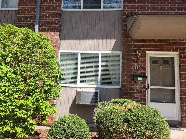 Foto del edificio - 224 New Britain Ave