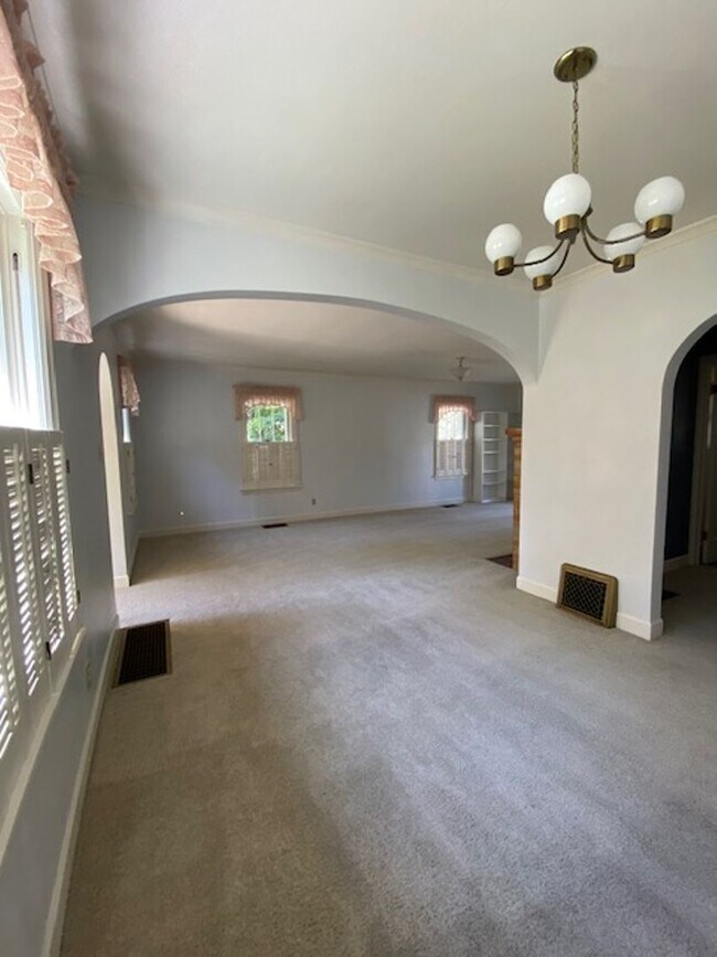 Building Photo - $2,695 / AVAILABLE NOW! 3BD Single Family Home