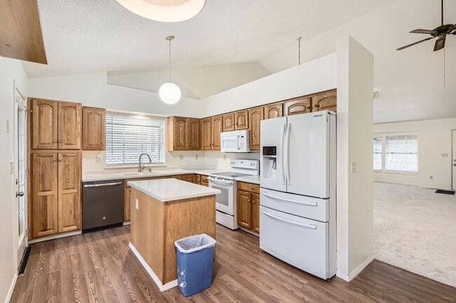 Foto del edificio - Beautiful Move in Ready Ranch Home in Sanderson Creek Neighborhood of Lakewood- New paint and car...