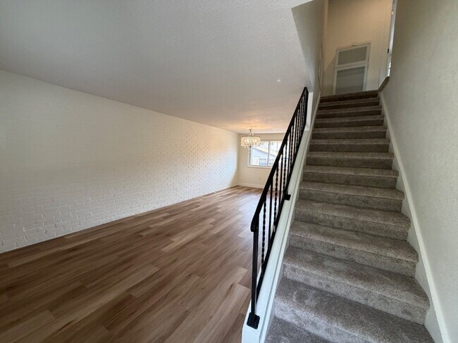 Foto del edificio - Charming 2-Bedroom Townhouse with Garage in Prime Arvada Location!